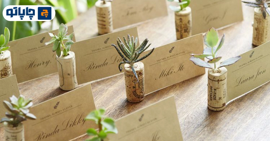 نمونه کارت ویزیت خلاقانه با یک گیاه کوچک داخل محفظه ریز چوبی به عنوان هدیه